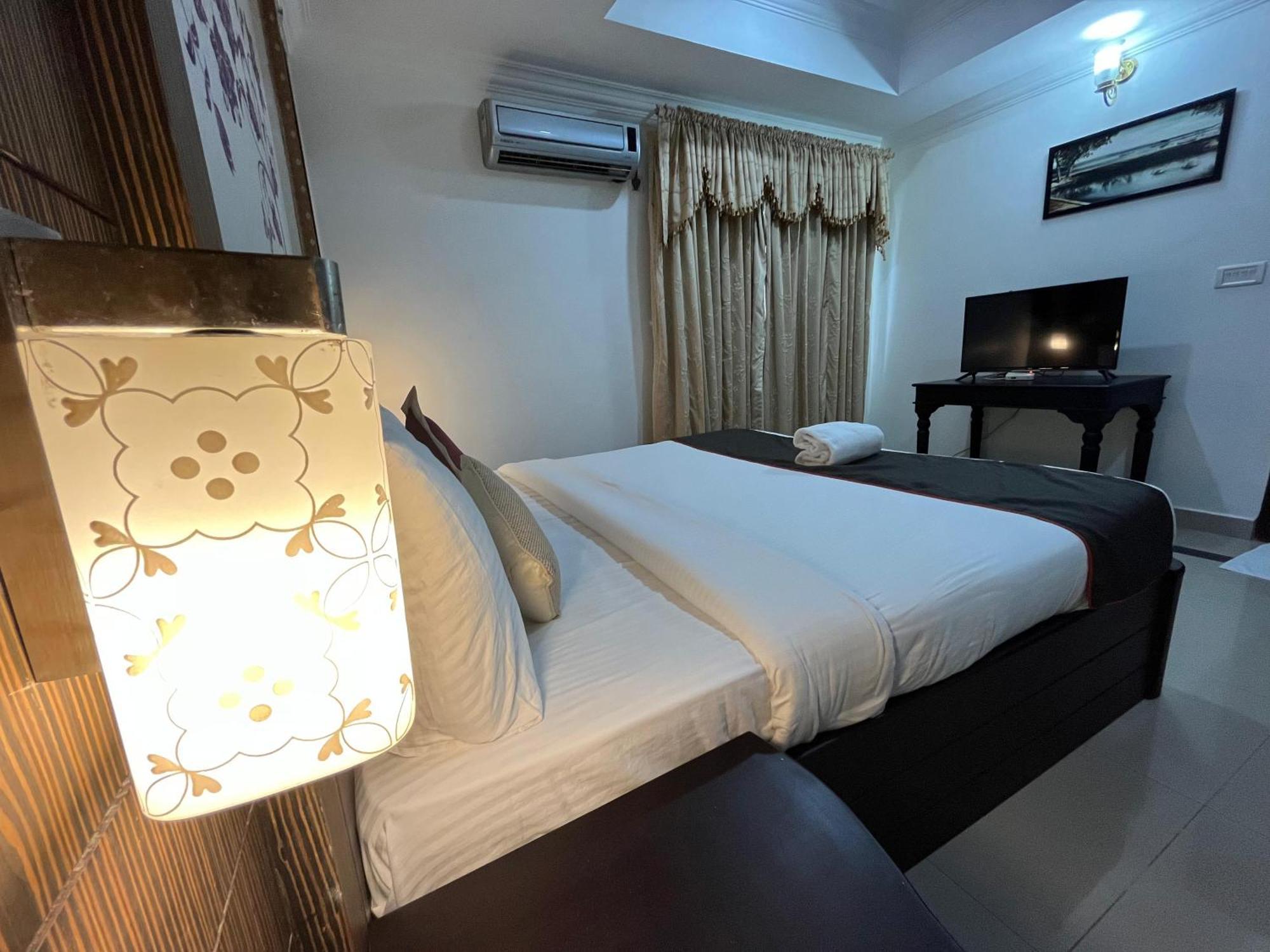 Gee Bee Palace Angamali Luaran gambar